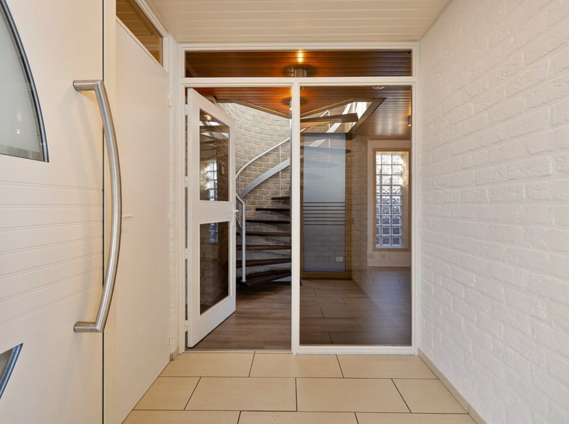 Deze woning werd eind jaren '70 gebouwd in samenwerking met een architect met de nodige aandacht aan kwaliteit, duurzaamheid en een uniek karakter. De