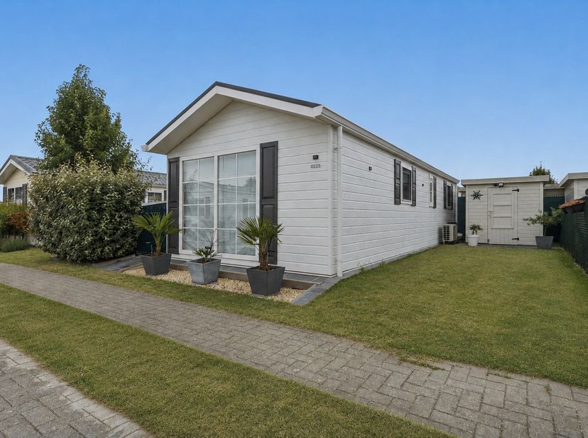 Deze verzorgde chalet uit 2015 is gelegen in Harendijke te Wenduine en biedt met haar praktische indeling en aangename buitenruimte alles voor een com