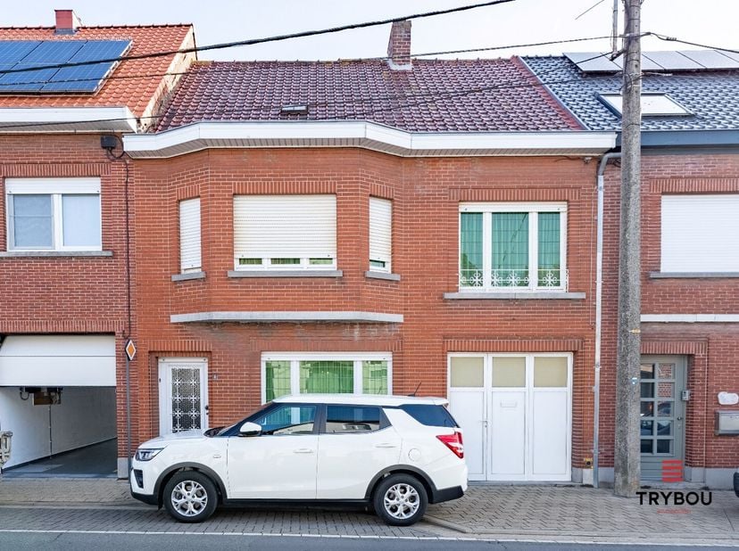 Welkom in de Klerkenstraat 6, waar ruimte, licht en potentieel samenkomen in deze degelijk gebouwde woning met maar liefst 4 tot 5 slaapkamers en een
