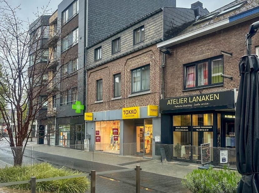 Voor meer info, mailt u gerust naar info@oranjeberg.be.<br />
Dit uitstekend gelegen handelspand (476m²) bevindt zich in een van de belangrijkste wink