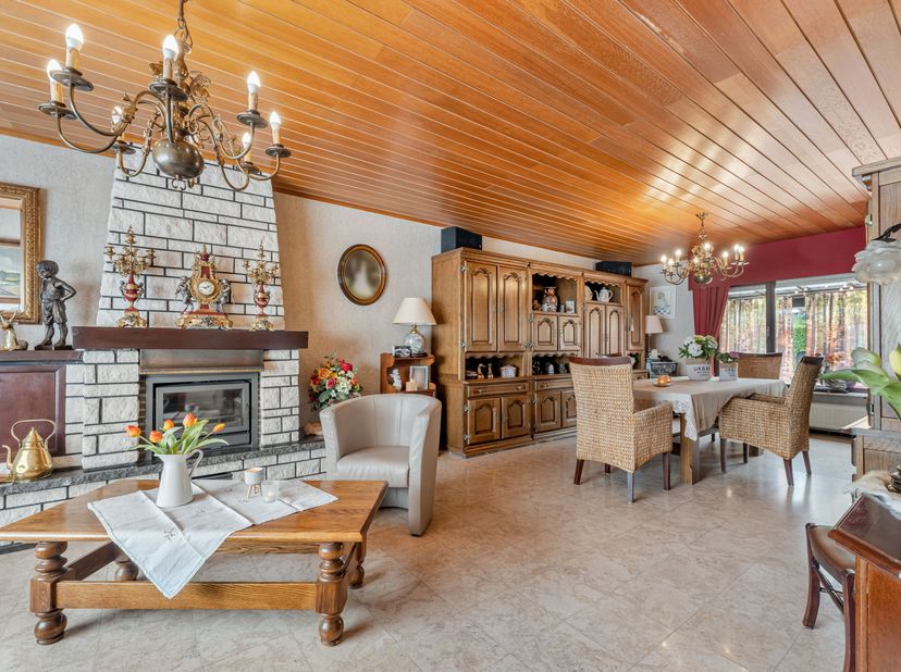 Gelegen in een charmante, kindvriendelijke wijk en in een rustige doodlopende straat, vind je deze solide en goed onderhouden woning waar buren elkaar
