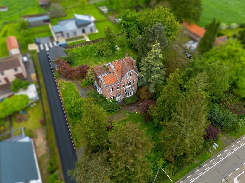 *Karaktervolle villa met authentieke elementen en grote tuin op 24 aren<br />
Wij bieden deze prachtige villa, Villa Maria Philomene uit 1932, te koop