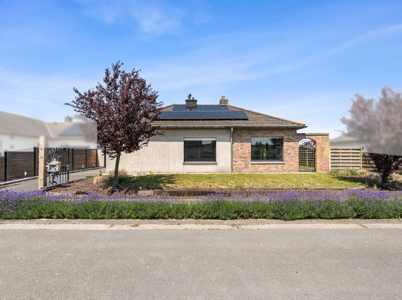 Te koop: halfopen bungalow in een rustige residentiële wijk van Maldegem, met gezellige tuin en drie slaapkamers. Deze woning uit 1978 biedt een prakt