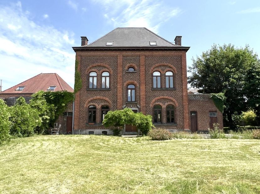 Imposante herenwoning met prachtige zuidgerichte tuin en uitzonderlijk potentieel, gelegen op een royaal perceel van 1.570 m². Deze karaktervolle woni