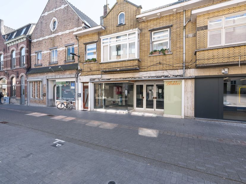 Ideaal gelegen handelspand van 667m² gelegen op een toplocatie in het bruisende centrum van Bree.<br />
Bree geniet een prachtig historisch stadscentr