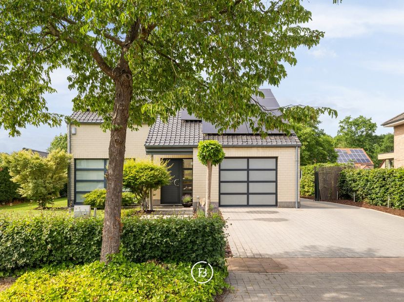 Située dans le quartier calme de Bret-Gelieren, cette maison familiale individuelle est située sur un terrain de 915 m². La maison est prête à emménag