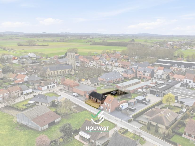 Deze bungalow is gelegen in het hart van het pittoreske Woesten, een deelgemeente van Vleteren, op korte afstand van Poperinge en Ieper. Dankzij de ru