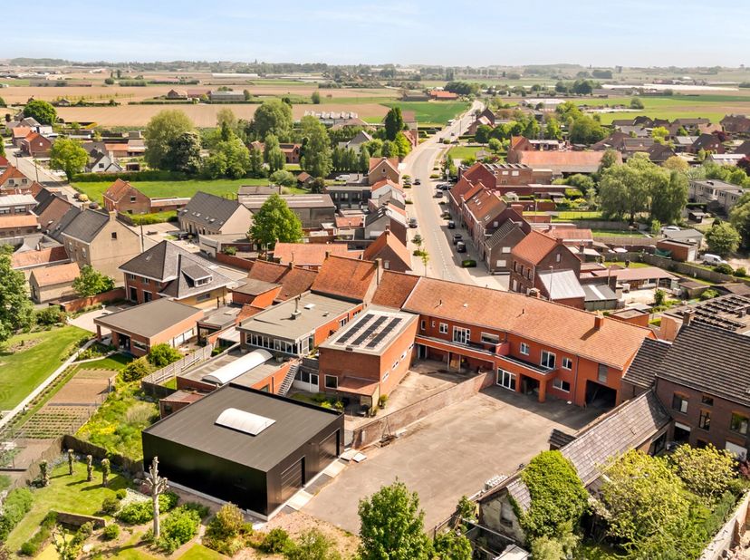 PROJECTGROND VOOR APPARTEMENTEN<br />
Prijsklasse &amp;gt; 700.000euro<br />
Dit ruime gebouw met een straatbreedte van +- 31m en een diepte van +- 35m vo