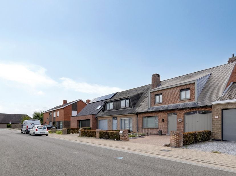 Deze perfect onderhouden woning is rustig gelegen op slechts enkele minuten van het centrum van Roeselare.<br />
De woning werd gebouwd in 1980 en doo