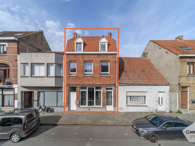 Op zoek naar een zorgeloze investering met gegarandeerde huuropbrengst&amp;nbsp;en conforme keuring? Deze centraal gelegen woning nabij het stadscentrum b