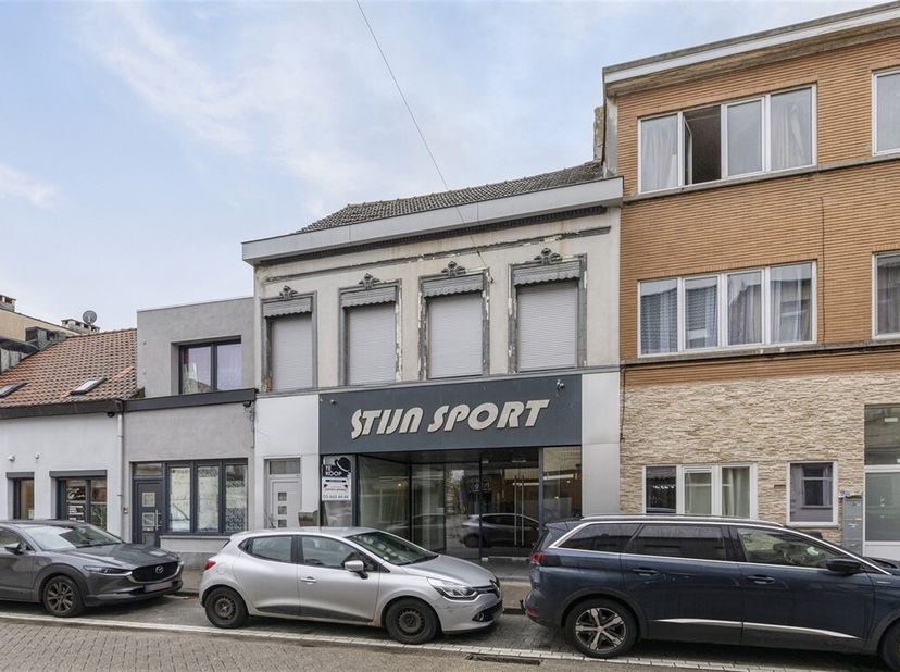 Gerenoveerd handelshuis met 4 tot 6 slaapkamers en zonnige tuin interessant voor zowel gezinnen als investeerders!<br />
Dit is een adviesprijs<br />