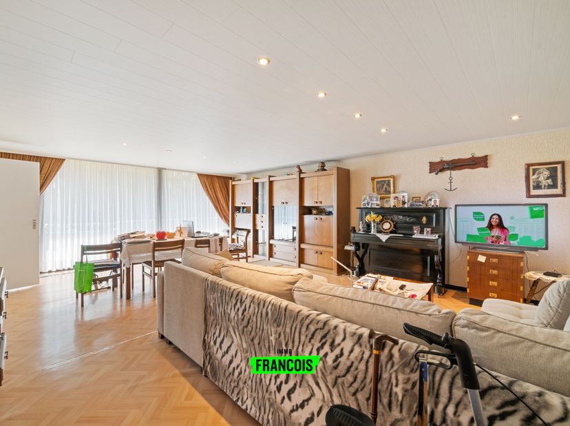 Dit ruim en zorgvuldig onderhouden appartement is gelegen aan de Spuikom te Oostende. Het betreft een rustige buurt met een vlotte verbinding naar het