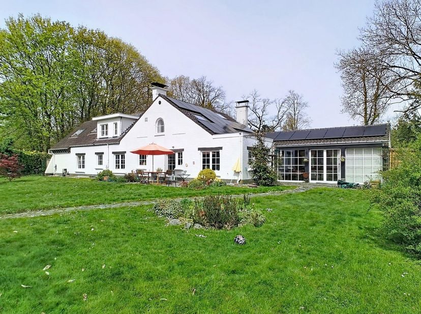 EXCLUSIVITÉ - A Lasne, aux abords de Rixensart, <br />
AGREABLE VILLA AVEC GRANDE PISCINE dans un bâtiment distinct. <br />
Edifiée sur un beau terrai