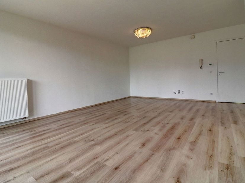 Gelegen in een recent gebouw (2012), bestaat het uit:<br />
<br />
1 Inkomhal met gastentoilet<br />
1 Ruime woonkamer met toegang tot een noordwestge