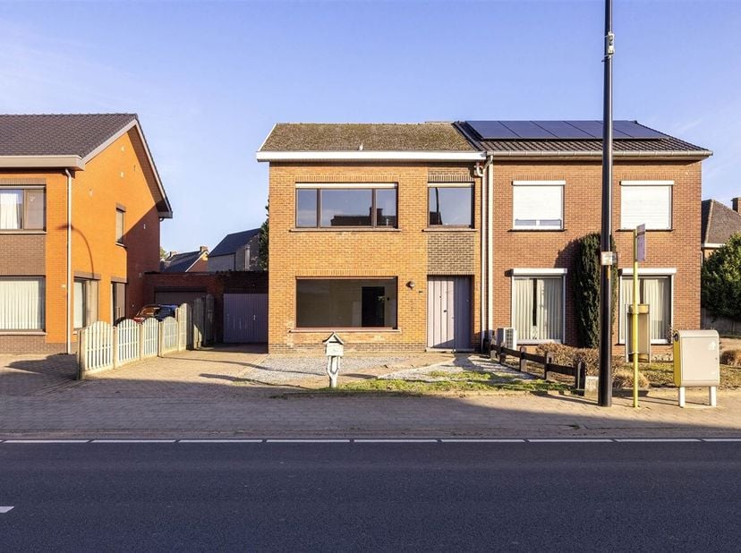 3 slpk HOB met tuin en garage<br />
Ligging: Gelegen in het centrum van Lille met alle faciliteiten (winkels, scholen, openbaar vervoer, ...) in de bu