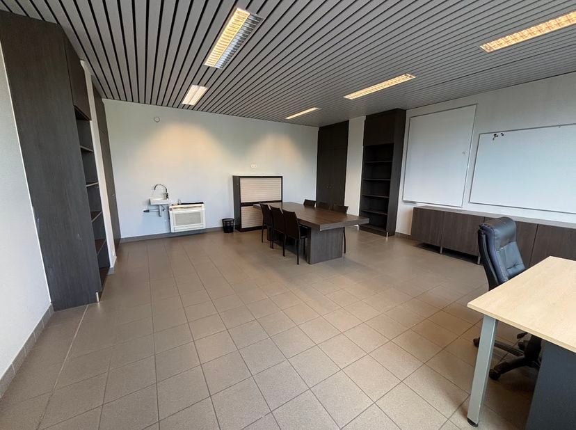 Découvrez ces espaces de bureaux idéalement situés à Anzegem, à seulement 5 minutes de la sortie Waregem (E17). <br />
<br />
Le bâtiment dispose de t