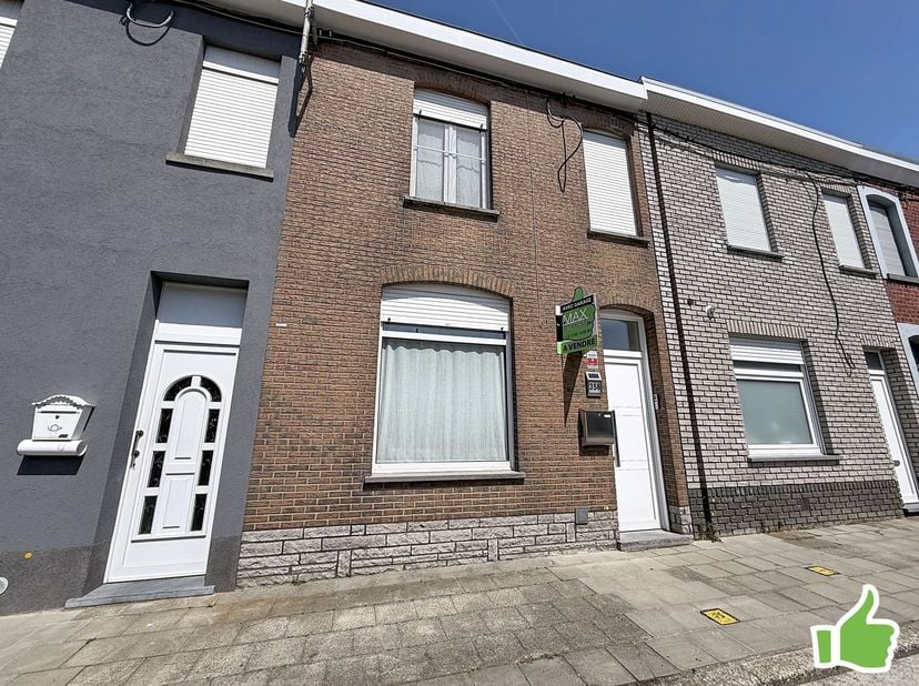Très jolie maison située dans un quartier calme de Mouscron avec 3 chambres ( possible 4 + grenier ) récemment rénovée comprennant hall d'entrée, salo