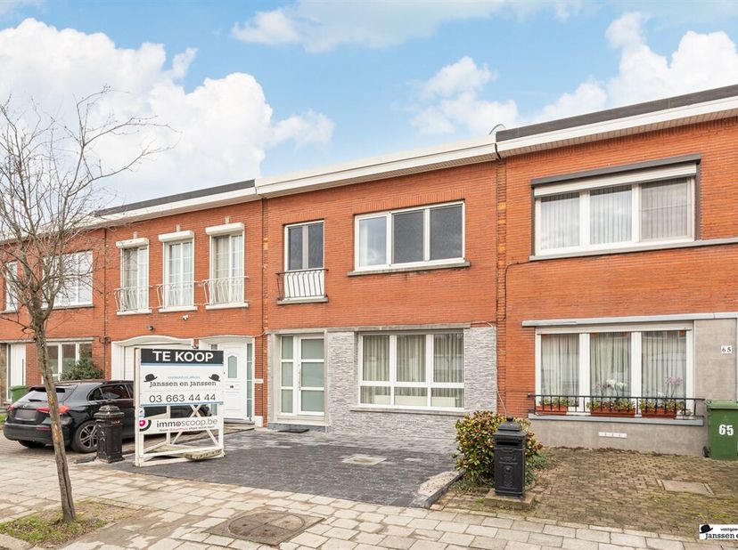 In een rustige en aangename straat in Merksem vindt u deze volledig gerenoveerde woning, waar hedendaags comfort en een warme, uitnodigende sfeer hand