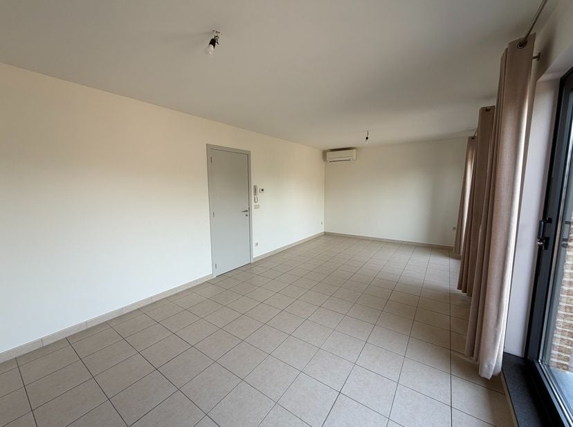 In de Gulden Boomkensweg te Zonhoven vinden we dit instapklaar appartement van ca. 80m² met 2 slaapkamers en ruim terras.<br />
&amp;nbsp;<br />
Indeling: