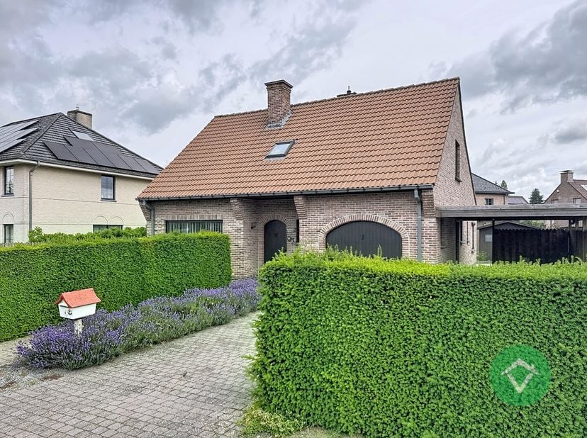 Bent u op zoek naar een verzorgde woning met voldoende ruimte, een praktische indeling en een rustige ligging? Dan is deze charmante gezinswoning in S