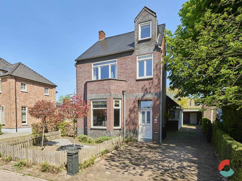 Deze charmante vrijstaande woning uit 1938 (gerenoveerd in 2008) vinden we terug op wandelafstand van Neerpelt centrum met voldoende parkeermogelijkhe