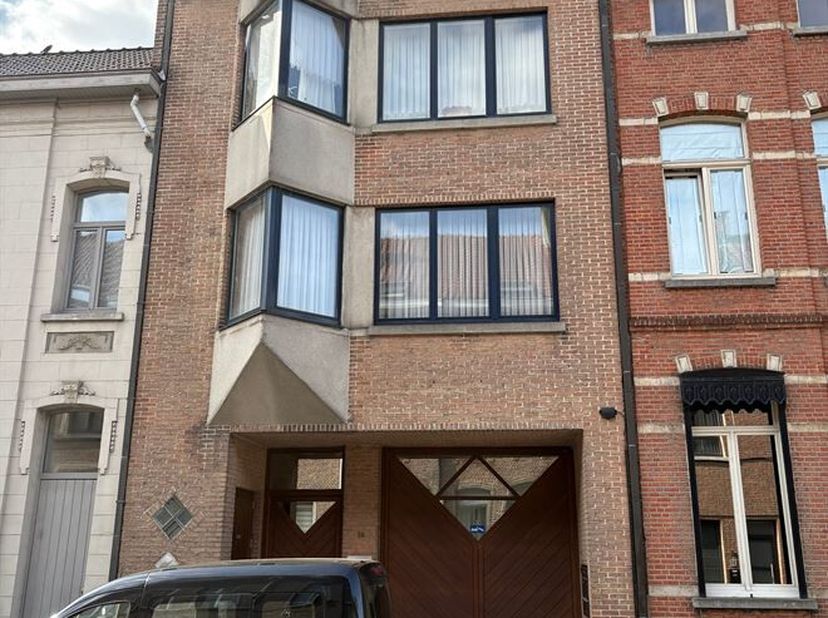 Appartement op 1ste verdieping met 2 slaapkamers en terras<br />
Ligging: Dit appartement situeert zich in de Schoolstraat te Temse en is strategisch