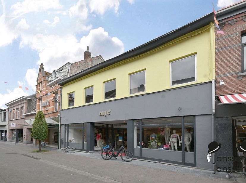 Bent u klaar om uw ondernemersdroom waar te maken? Dit indrukwekkende handelspand, gelegen op een toplocatie in het bruisende centrum van Hamme, biedt