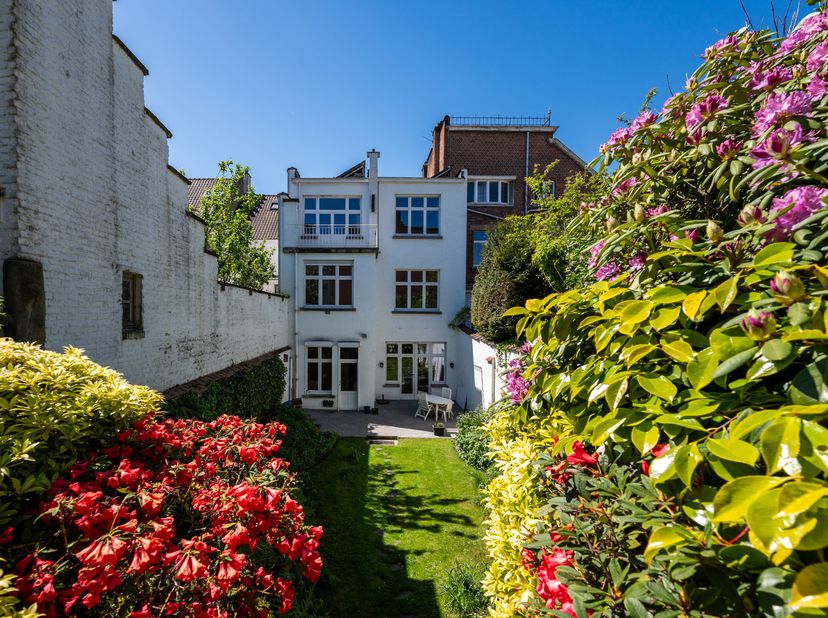 SCHAERBEEK, in de zeer gewilde "Quartier des Fleurs", op zeer korte afstand van voorzieningen, prachtige HERENHUIS (5-8slaapkamers/kantoren/3 badkamer