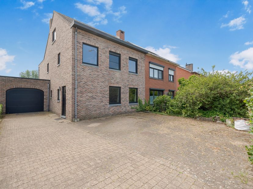 Cette maison très spacieuse et prête à emménager est finie avec des matériaux de haute qualité et équipée de tout le confort moderne. Elle est idéalem