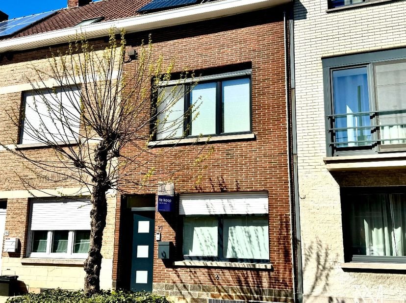 Welkom in deze volledig gerenoveerde woning (EPC B - overal airco) met 3 slaapkamers op wandelafstand van Kortrijk-centrum, met een zonnig tuinterras.