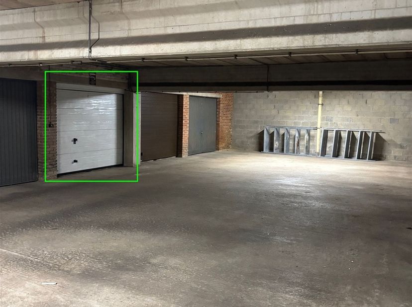 Dans un complexe de garages fermé dans la Sint-Benedictusstraat, nous proposons 3 box de garage à vendre.<br />
Le centre commercial de Mortsel est a