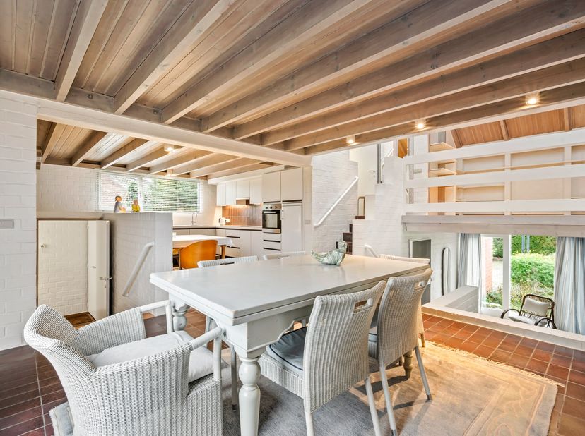 Deze vrijstaande woning bevindt zich op een toplocatie in het groene Kasterlee, in een rustige woonomgeving op een oostgericht perceel van ca. 614 m².