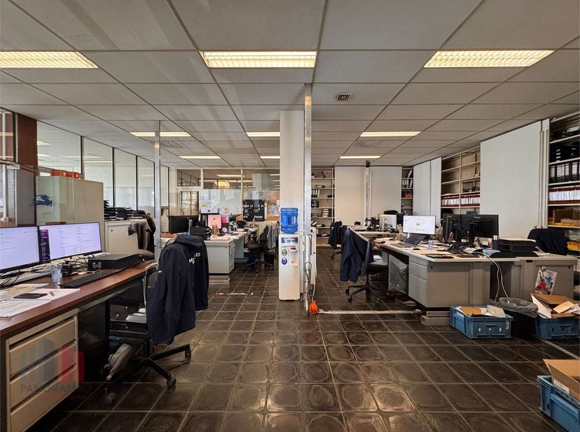 Uitstekend gelegen kantoorruimte van 785 m² langs de bedrijvige Bruggesteenweg, dé belangrijkste invalsweg naar Roeselare en op amper 2 min van de rin