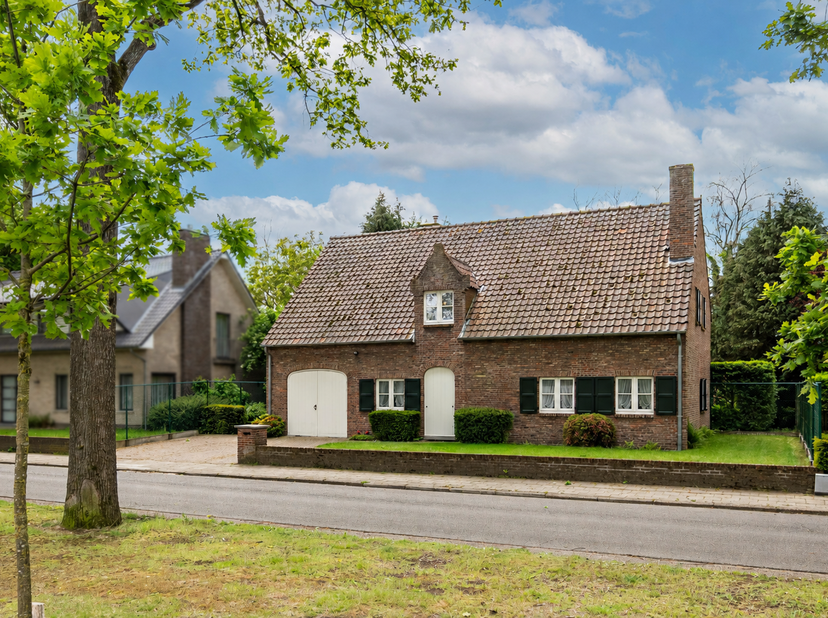 Deze charmante gezinswoning is gelegen op een ideaal zuidwest georiënteerd perceel van ca. 904 m² en biedt o.a. 4 volwaardige slaapkamers, een aangena