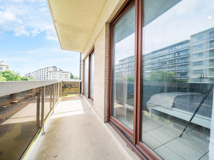 We Invest heeft het genoegen u dit charmante éénslaapkamerappartement voor te stellen, gelegen aan de Edmond Machtenslaan, op een steenworp van het Sc