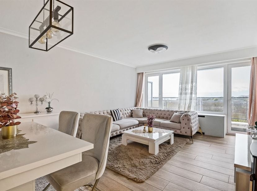 Op een toplocatie in Sint-Niklaas, aan het groene Koningin Fabiolapark, bevindt zich dit lichtrijke appartement op de 8ste verdieping. Hier geniet je