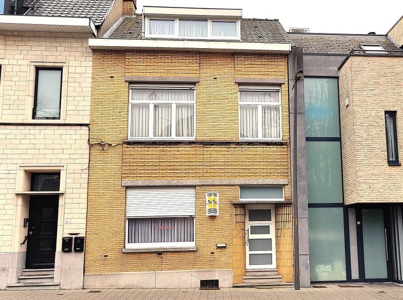 Burgerwoning vlak bij de Menenpoort en in het centrum van Ieper met inkomhal, living, (nieuwe, nog te plaatsen) keuken, badkamer, veranda, droge kelde