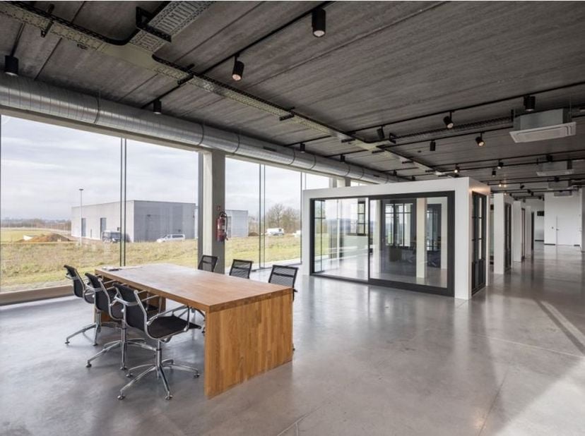 Bâtiment industriel à louer à Tubize. Entrepôt de 8.865 m², bureaux de 1.500 m² et stockage extérieur.<br />
<br />
--------<br />
niet opsplitsbaar<b