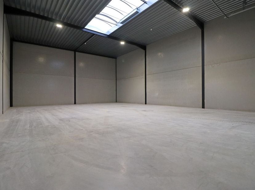 KMO-unit van 216 m² op het bedrijvenpark Thea te Tielt.<br />
De casco opslagruimte heeft een vrije hoogte van 6 meter en zijn voorzien van een automa