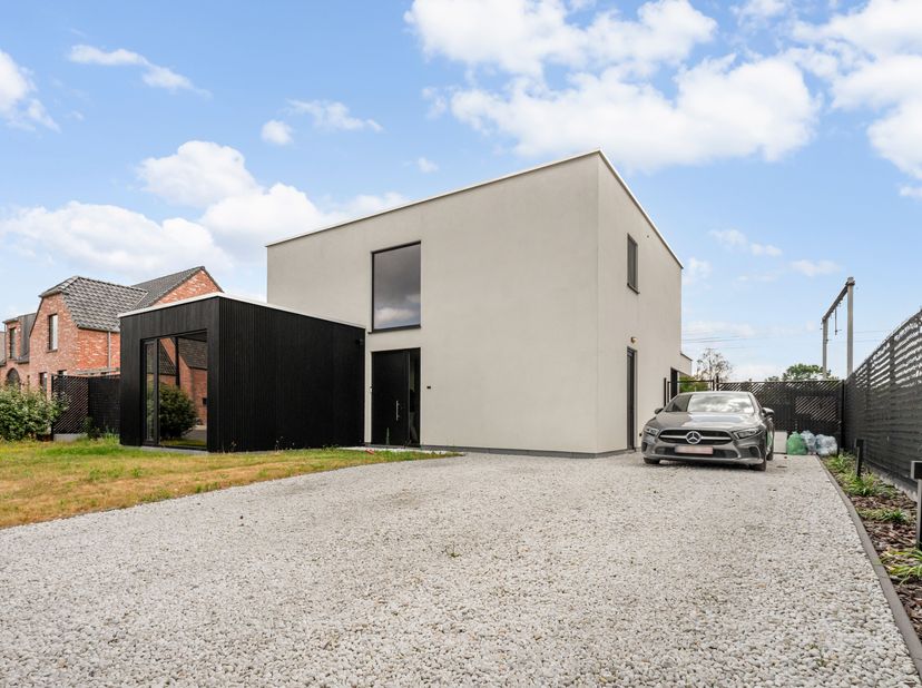 Energiezuinige topper te koop in Menen!<br />
Bij aankomst beschik je over een ruime oprit met plaats voor meerdere wagens. Je betreedt de woning via