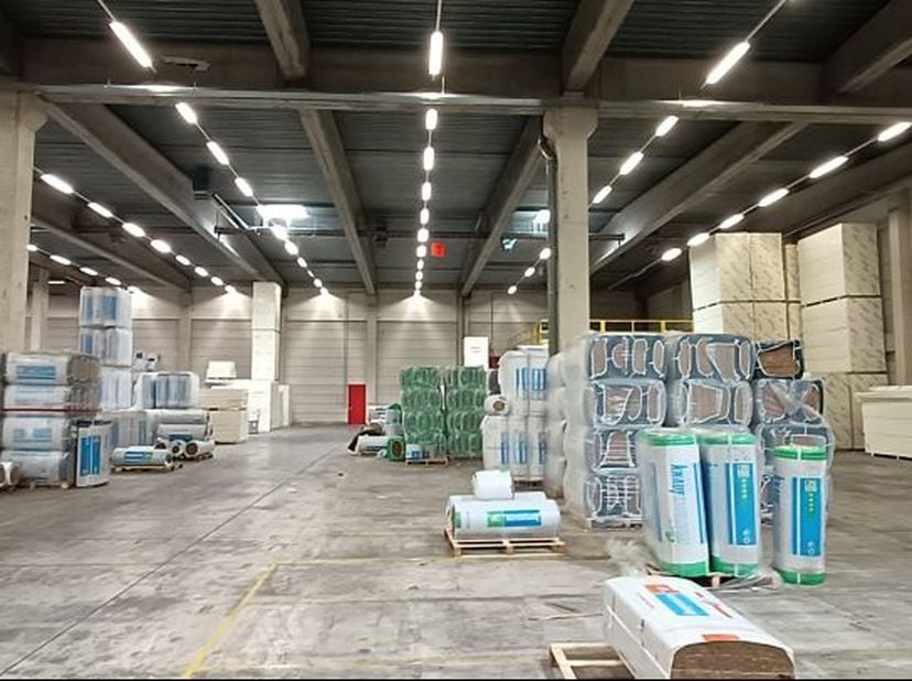 Bedrijfsgebouw te huur in Mechelen: Magazijn vanaf 1.000 m² en kantoren tot 1.080 m². Zichtlocatie langs E19. Ruime parking en laadkades. Mechelen-Noo