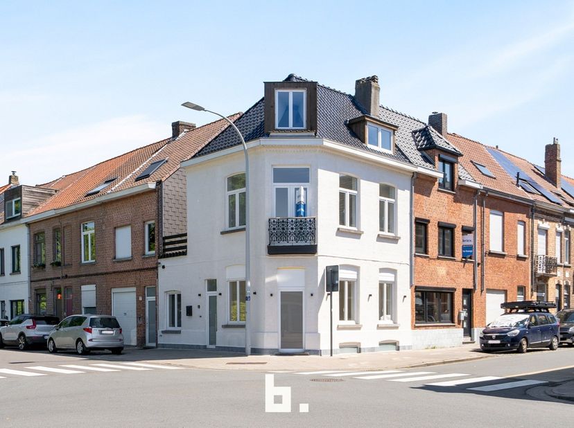 Ben je op zoek naar een instapklare woning die zich moeiteloos aanpast aan jouw levensstijl? Dit verrassend ruime en van top tot teen vernieuwde huis