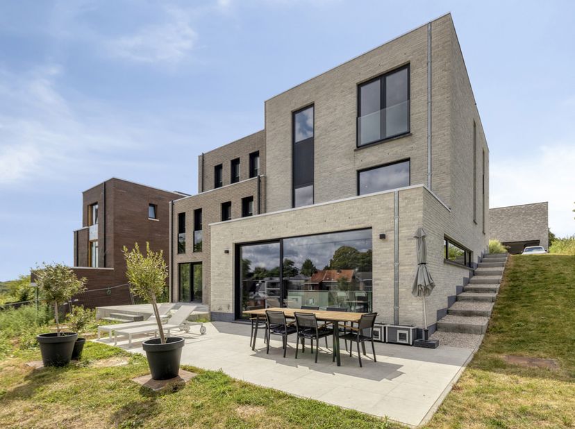 Magnifique maison Q-ZEN idéalement située dans un quartier résidentiel calme à Overijse, à distance de marche du centre et des transports en commun.<b