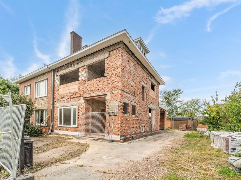 Deze woning werd volledig gestript en vormt zo het perfecte canvas voor wie een thuis helemaal naar eigen smaak en stijl wil vormgeven. De bestaande s