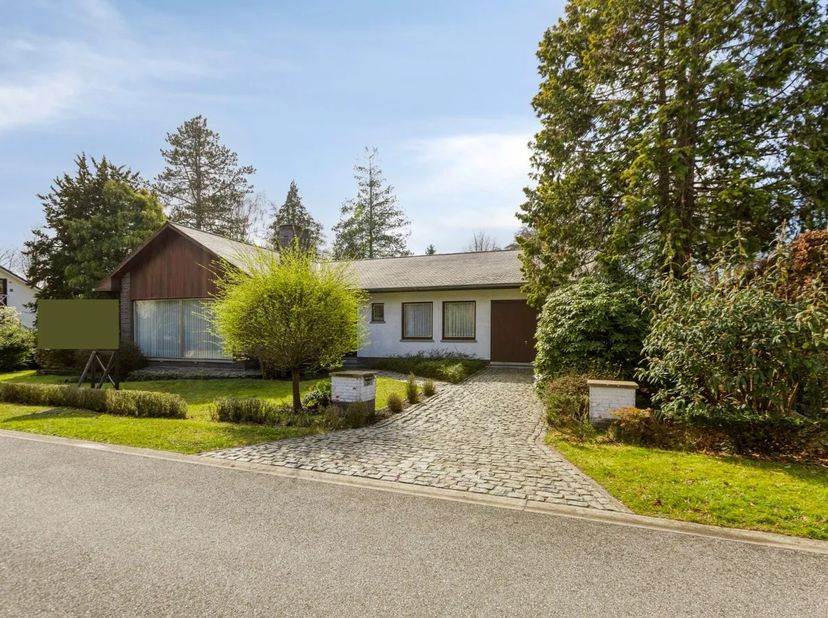 Deze ruime en goed onderhouden gelijkvloerse woning met vier slaapkamers geniet van een uiterst rustige en gunstige ligging, op wandelafstand van het