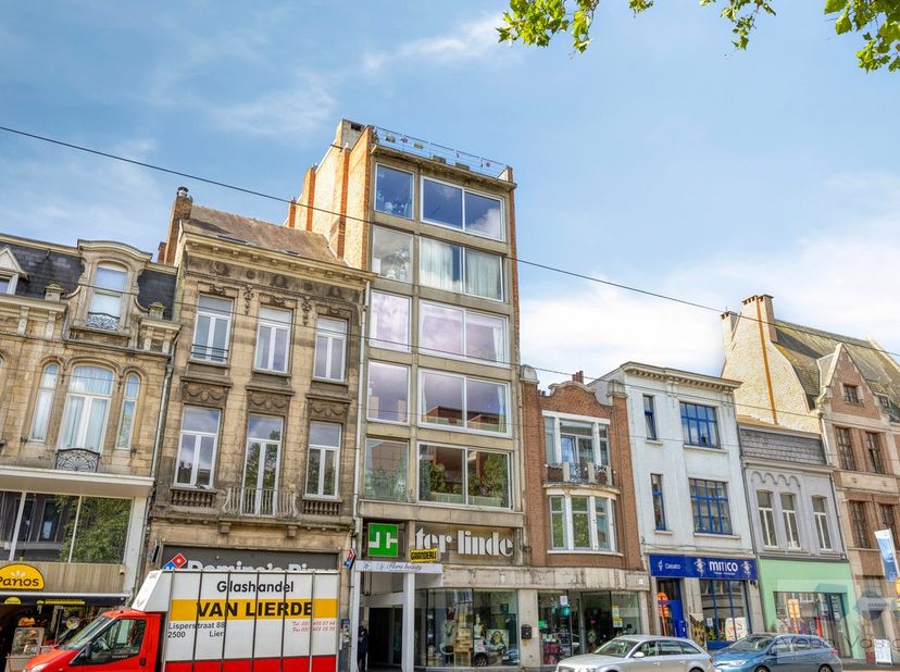 Op een uitstekende locatie in het centrum van Mortsel bevindt zich dit volledig gerenoveerde appartement met twee slaapkamers. Het appartement werd tu
