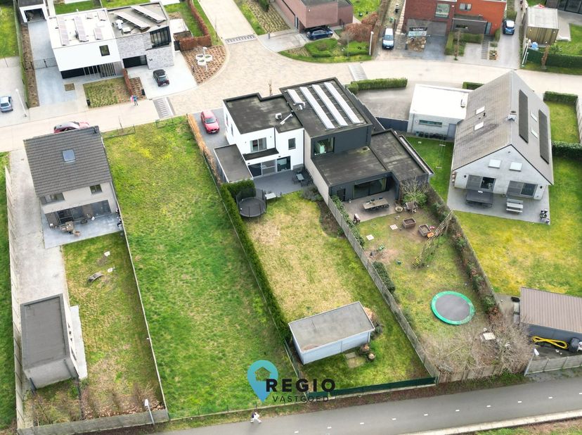 Rustig gelegen bouwperceel van 558 m² voor halfopen bebouwing in Petegem-aan-de-Leie<br />
<br />
In een rustige verkaveling in Petegem-aan-de-Leie (D