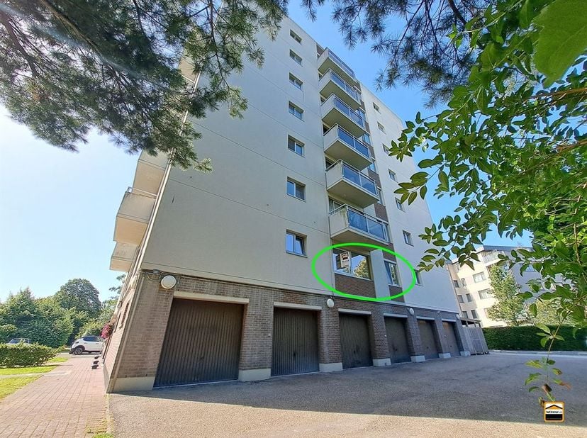 Volledig gerenoveerd 1-slaapkamerappartement op centrale doch rustige ligging<br />
<br />
Het appartement is centraal gelegen tussen de kleine en d