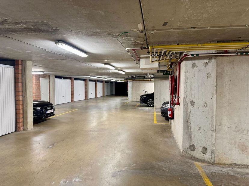 Gunstig gelegen ondergrondse autostaanplaats te huur in de Nieuwpoortstraat te Lier!<br />
Deze ondergrondse autostaanplaats is vlot bereikbaar via ee
