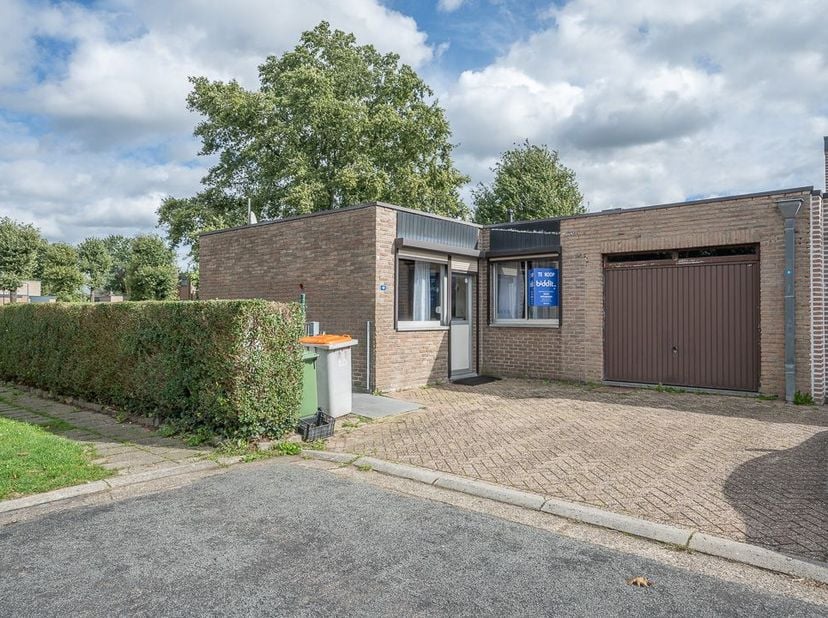 RUIME WONING  <br />
 <br />
Omschrijving:  <br />
-2 keukens  <br />
-2 badkamers  <br />
-2 woonkamers  <br />
-2 slaapkamers  <br />
 <br />
Divers